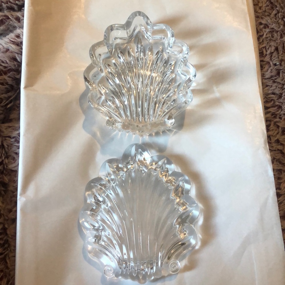 Glass shell dish with lid - Picture 2 of 8